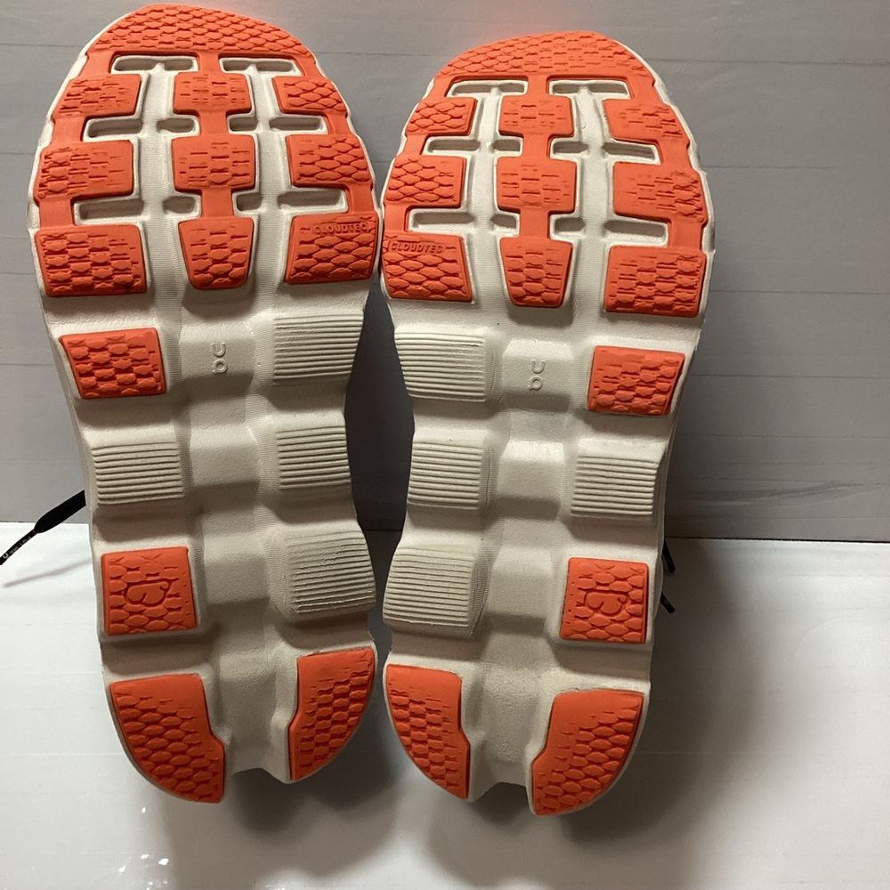 On Running Cloudstratus 3 shoes in undyed-white and sand. Women’s size 6 - Picture 10 of 11